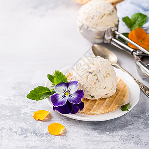 香草冰淇淋夹着可食用鲜花的壁画夏季食物概图片