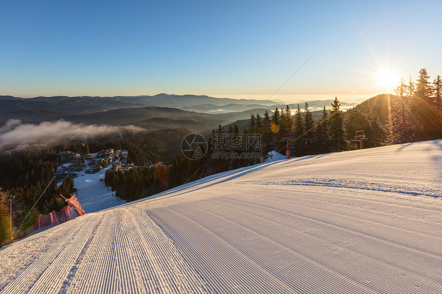 冬天早晨的陡峭滑雪道图片