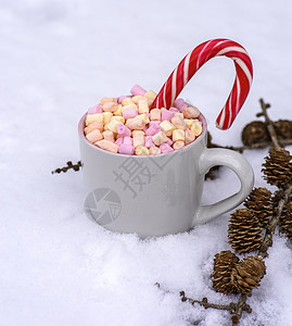 白雪上顶面有热巧克力和棉花糖图片
