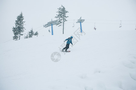 在雪山滑雪的年轻人图片