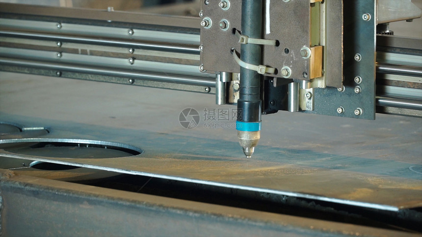 用于制造的激光切割机夹子激光切割机在生产准备工作图片