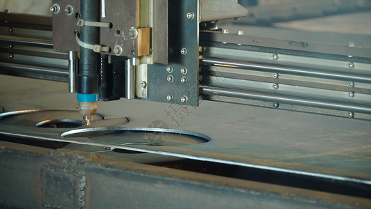 用于制造的激光切割机夹子激光切割机在生产准备工作图片
