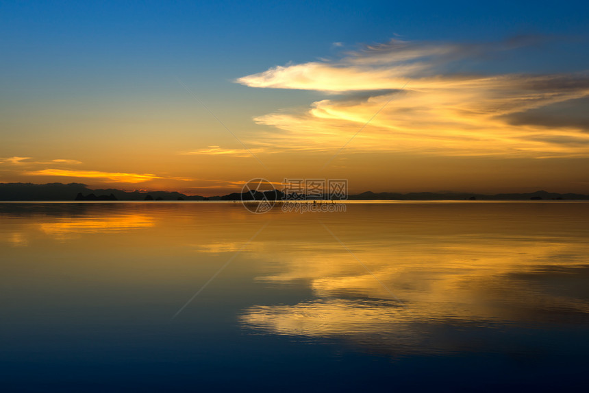 湖上日落后的橙色云图片