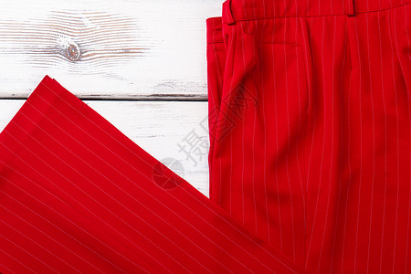 女红色经典长裤木制背景的女装优图片