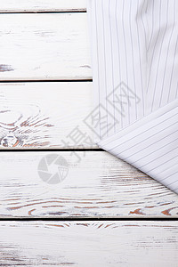 木制背景的女白色条纹服装长裤图片