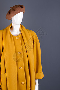 棕色贝雷帽和羊绒上衣在模特儿身上曼尼昆穿着时尚的女装图片