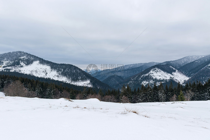以山为背景的冬季全景观图片