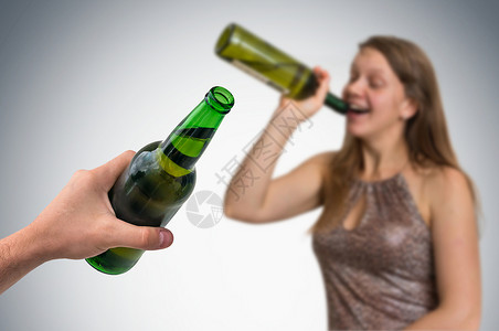 无重点的女子饮酒和男子手啤酒图片