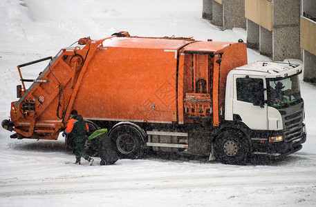垃圾车在下雪的天图片