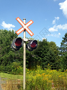 在乡下的铁路停止灯图片