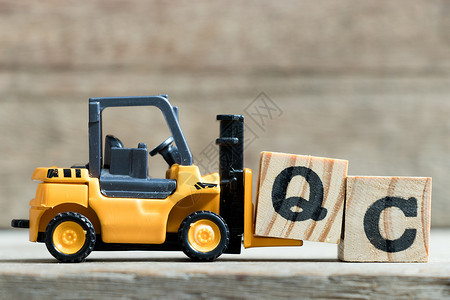 Toy黄色叉车Toy黄色叉车持有字母块Q图片