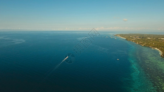 摩托艇在海中的鸟瞰图漂浮在绿松石蓝色海水中的摩托艇的航拍图像海景观与小型快速汽艇尾流热带景观菲律宾背景图片