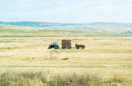 拖拉机在田间作业图片