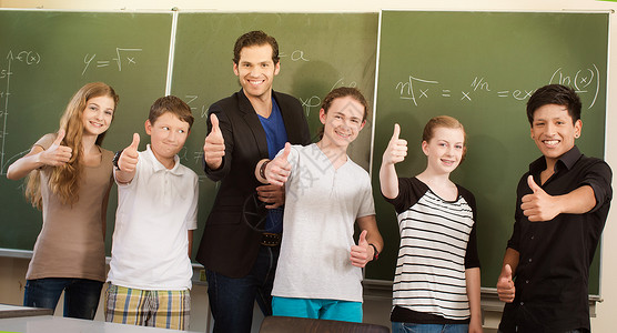教师和学生站在黑板前图片