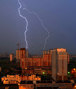 夜间雷雨在城市和高层建筑中的雷击背景图片