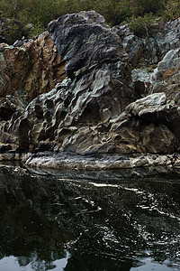 新南威尔士州小母牛站的峡谷瀑布和小溪图片
