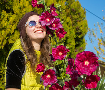 闻紫色花朵的美貌女孩妇女与鲜花夏天图片