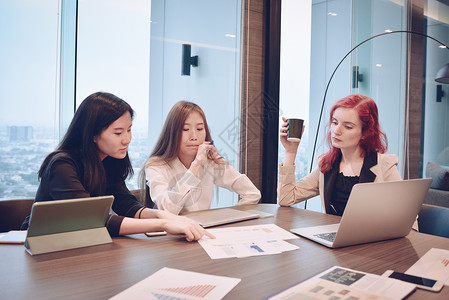 一群女商人在空白屏幕的会议室开会图片