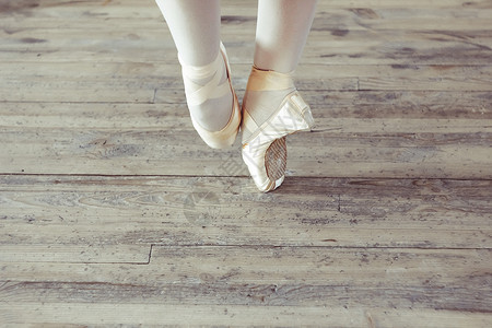 年轻芭蕾舞者跳舞闭着双腿和鞋子图片