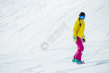 冬季运动服装滑雪时身戴头盔的运动图片