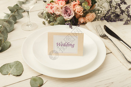 卡片与词婚礼在白盘子和新娘花束图片