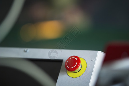 红色紧急停止切换重置按钮在机械图片