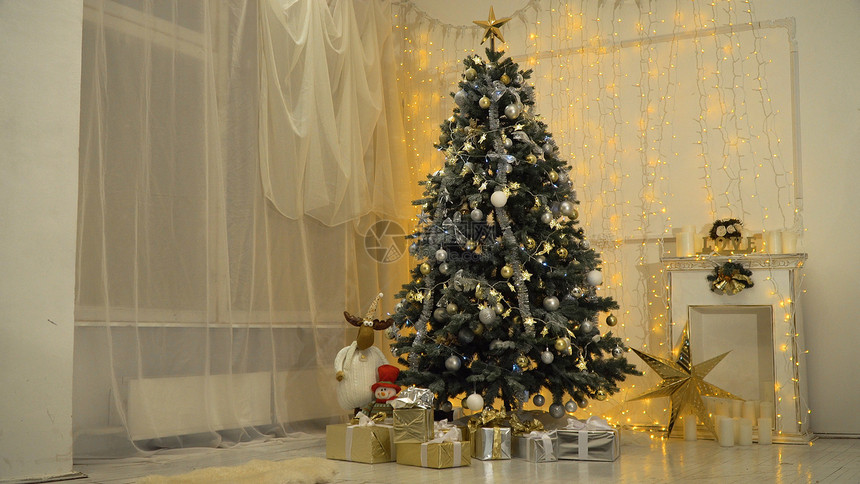 用五颜六色的球和礼物装饰圣诞树圣诞节和装饰有礼物和图片