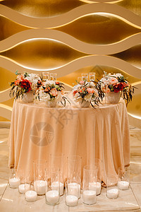 新娘和新郎的婚礼餐桌布置图片