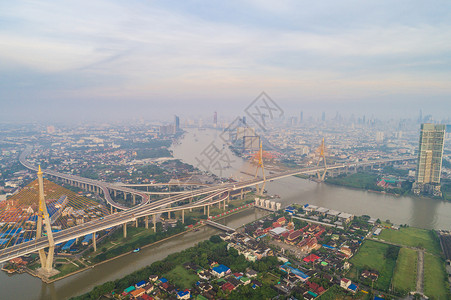 Bhumibol桥建筑背景与汽车交通道路的图片