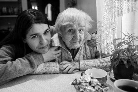 年长的女人和她成年的孙图片