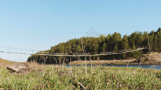 木桥和田野视频小溪上的一座小木桥草图片