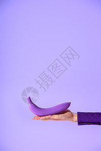 女手上持有紫香蕉的紫色香蕉在紫图片