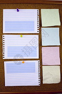 用胶带衬里的便条纸白色布告板上的纸片办公室和商务文具文本的空白复图片