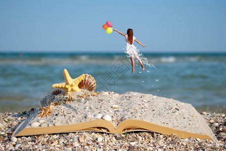 沙壳黄色的海星对着蔚蓝的大海和蓝天的图片