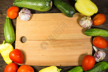 配有新鲜有机蔬菜番茄黄瓜胡椒苏奇尼和大蒜的食品框架图片