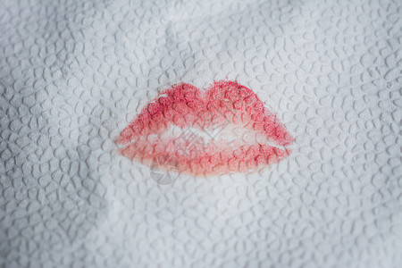 在餐巾纸上从嘴唇上亲吻口红图片