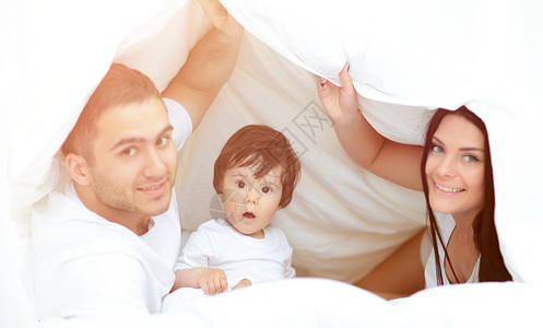母亲和父亲带着孩子的儿子微笑着图片