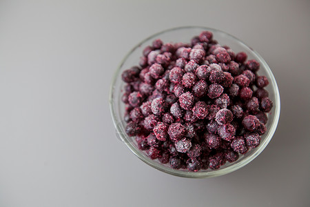 健康饮食和营养冷冻蓝莓果图片