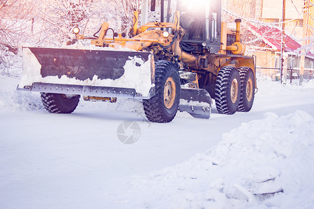 清除积雪拖拉机除雪机清除街道上的积雪图片