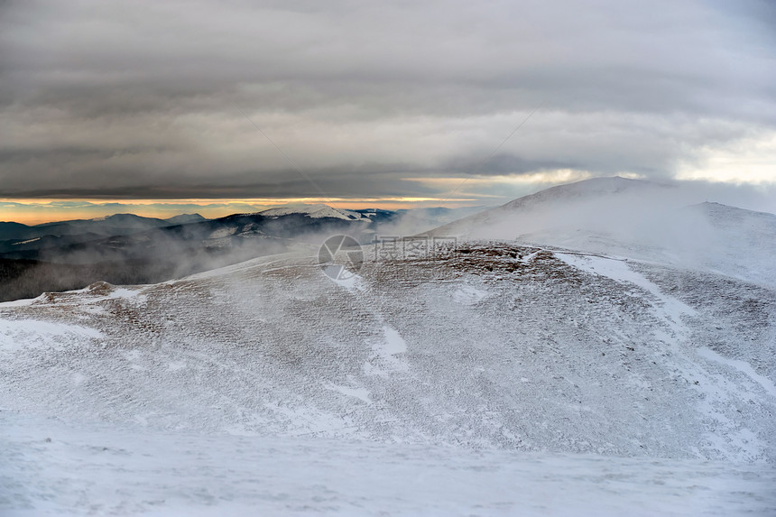 以山为背景的冬季全景观图片