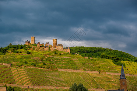位于莫塞勒河上和德国Alken附近飞天下的Thurant城堡和葡萄园图片