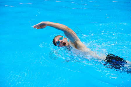 身穿护目镜的运动员在游泳池图片