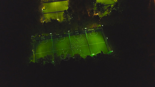 足球场夜间空中夹子足球场的鸟瞰图晚上足图片