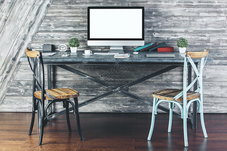 阁楼木制内饰与创意设计师桌面和空白电脑屏幕设计和生活方式图片