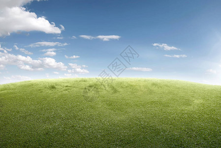 在蓝天背景的绿草场图片