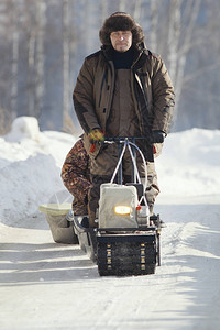 紧凑的打猎用雪车摩托车拖轮将货物拉到雪图片