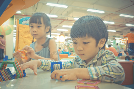两个亚洲婴儿玩教育玩具游图片