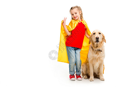穿着黄色斗篷微笑的超级女超人带着金色夺金手在白边图片