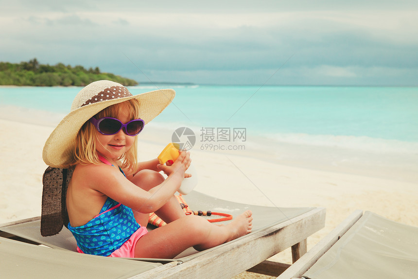 保护阳光在热带海滩晒图片