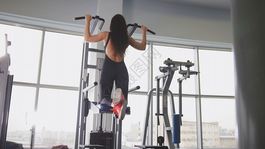 年轻女子健身模特在健身房接受训练图片
